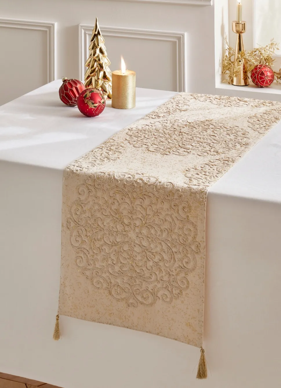 Sale Bouchara CHEMIN DE TABLE BRODÉ AVEC POMPONS DORÉS ECRU