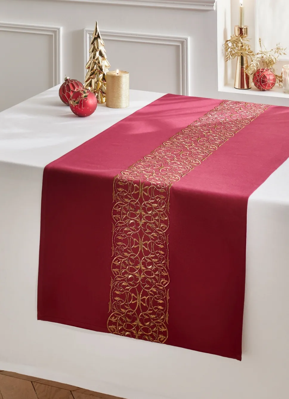 Bouchara CHEMIN DE TABLE EN SATIN AVEC BRODERIE DORÉE ROUGE BORDEAUX