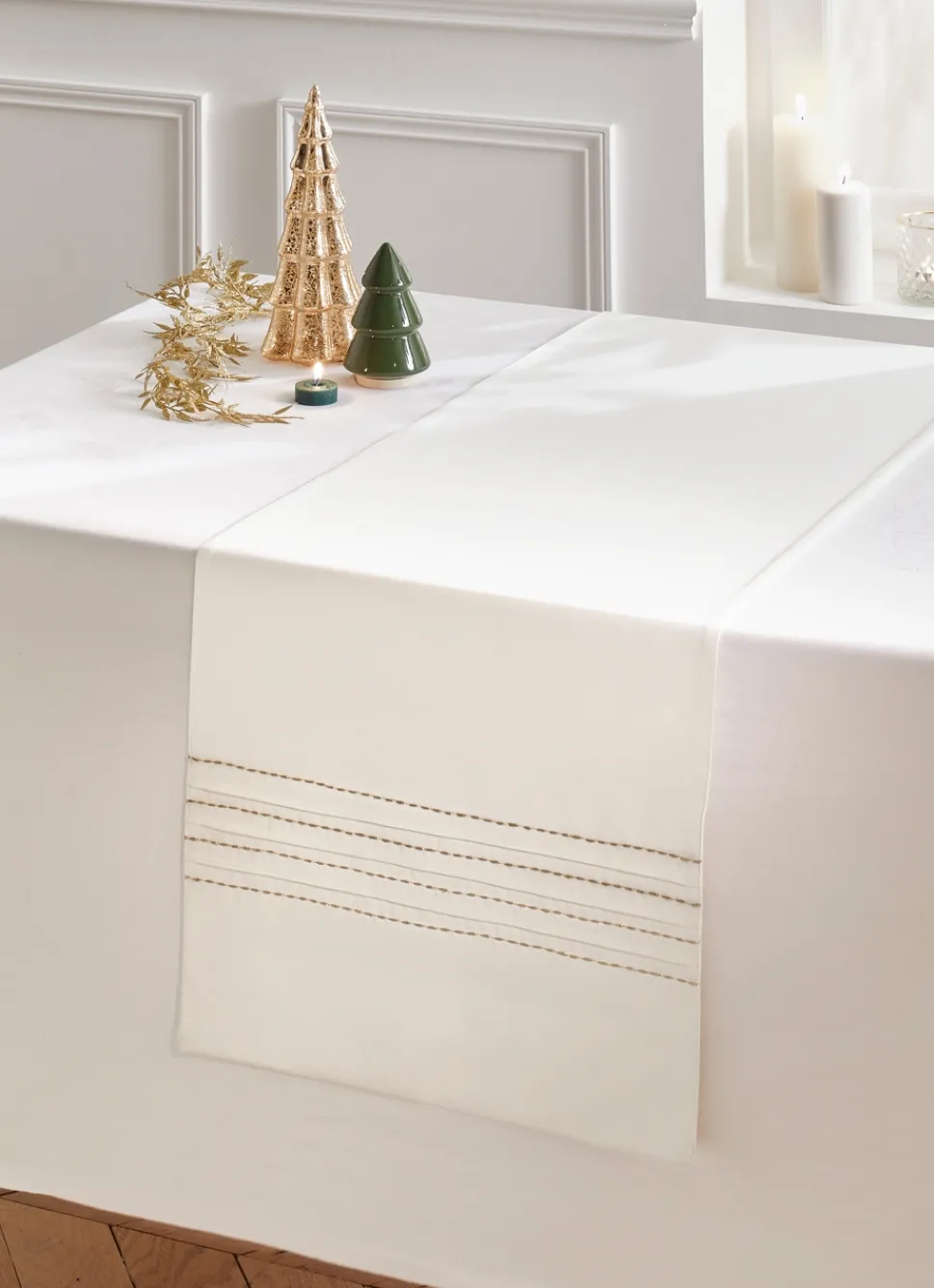 Discount Bouchara CHEMIN DE TABLE PLISSÉ BRODÉ FILS DORÉS BLANC