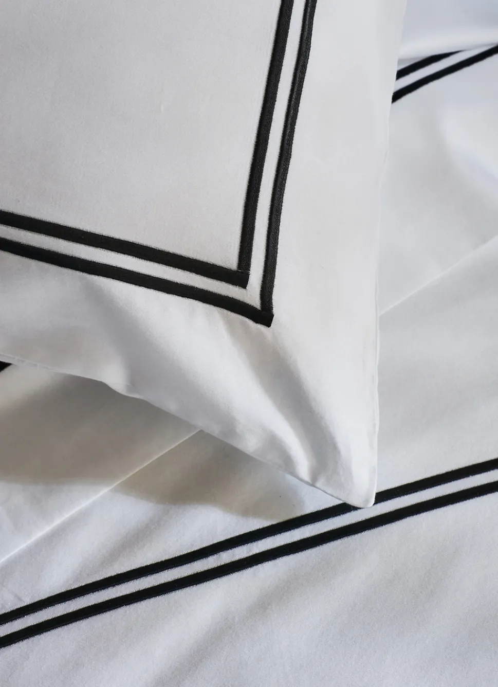 Hot Bouchara DRAP PLAT EN SATIN BLANC/NOIR