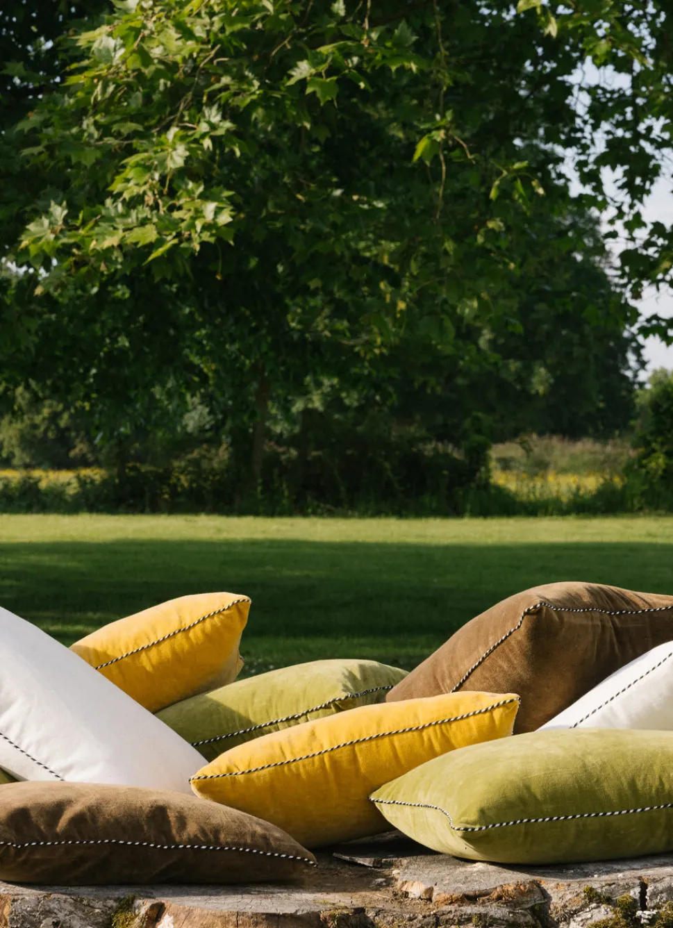 Discount Bouchara GRAND COUSSIN EN VELOURS AVEC PASSEPOIL RAYÉ BLANC CASSE