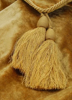 Hot Bouchara HOUSSE DE COUSSIN EN VELOURS À POMPONS DÉCORATIFS OCRE