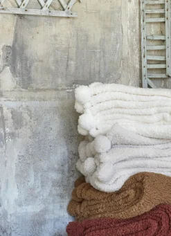 Discount Bouchara PLAID EN SHERPA AVEC FINITIONS POMPONS ÉCRU