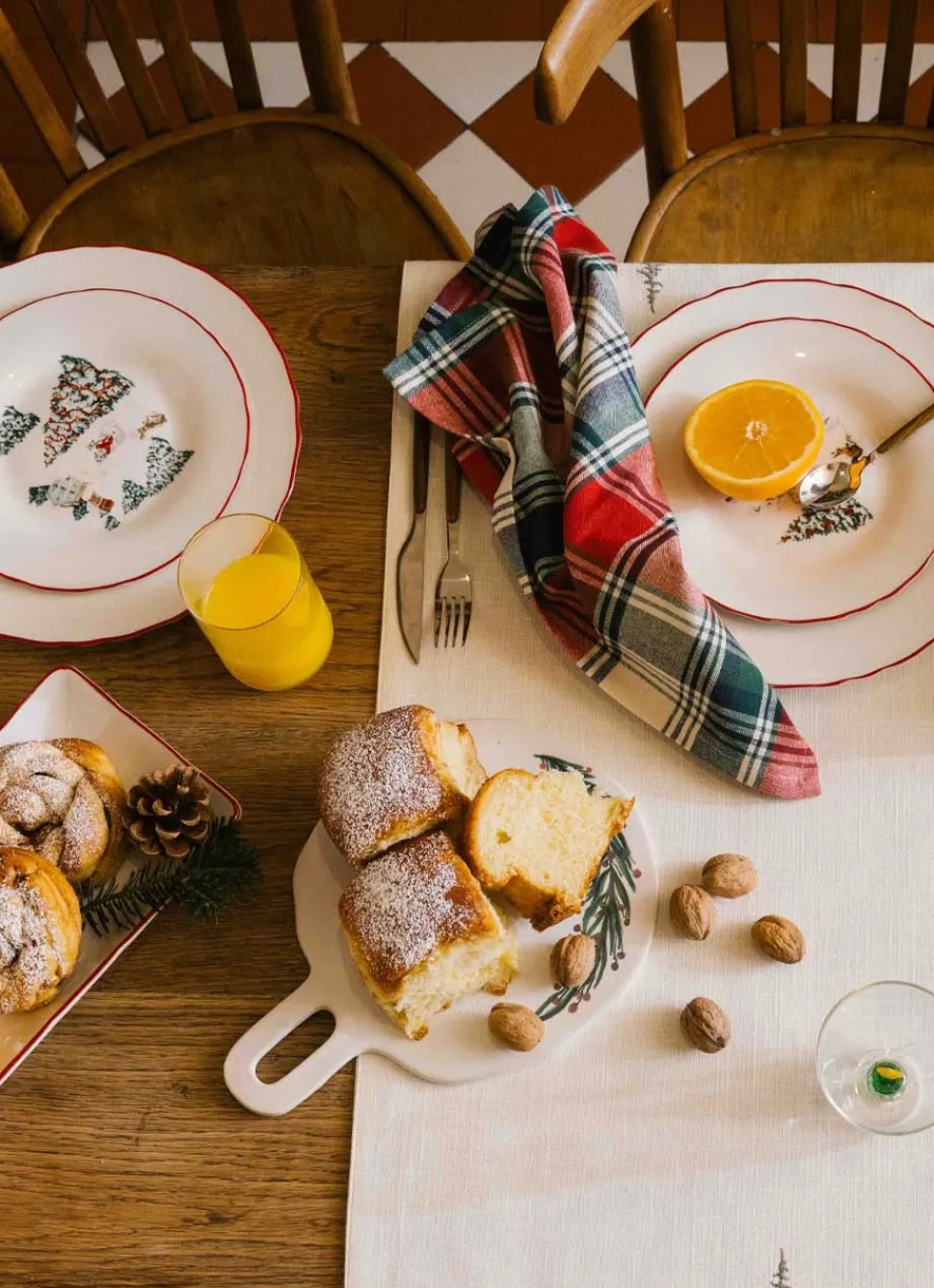 Hot Bouchara PLANCHE À DÉCOUPE RONDE EN GRÈS FESTIVE BLANC